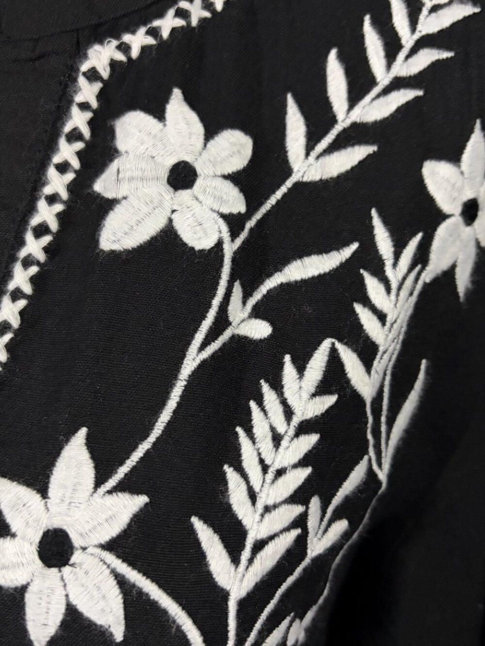 Joie Embroidered Blouse Women’s S Black White Floral V Neck Cotton + Flax NWT - Picture 2 of 7
